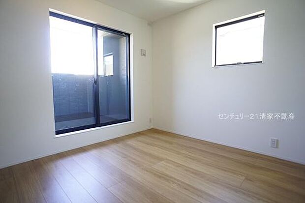 2号棟：バルコニーに面した明るい洋室！(2025年08月撮影)