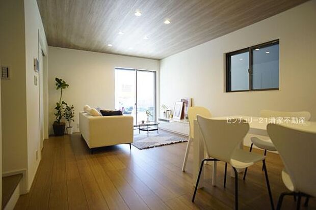 3号棟:リビングアップでご家族との会話も弾む!(2025年08月撮影)