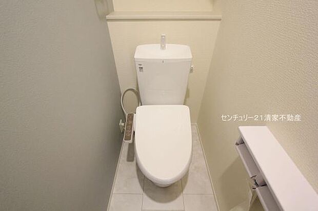 白を基調とした、清潔感のある水廻りです。(2025年10月撮影)