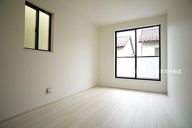 バルコニーに面した明るい洋室!(2025年11月撮影)