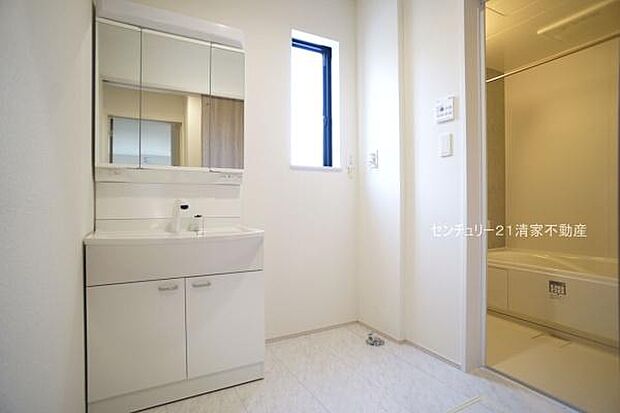 ワイドな鏡を備えた洗面化粧台(2025年11月撮影)