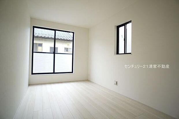 陽光ふりそそぐ明るい室内！(2025年11月撮影)