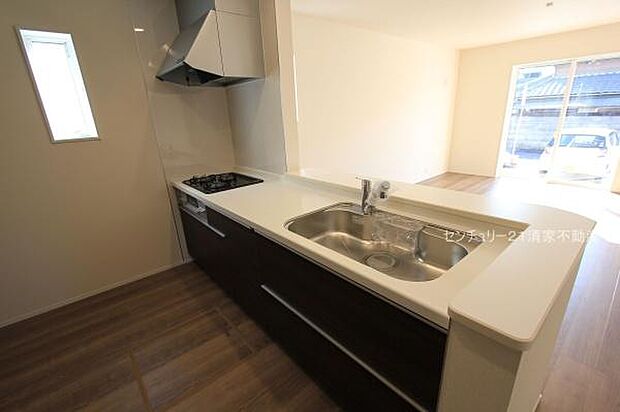 1号棟：家族との会話が弾む対面式キッチン！(2025年11月撮影)