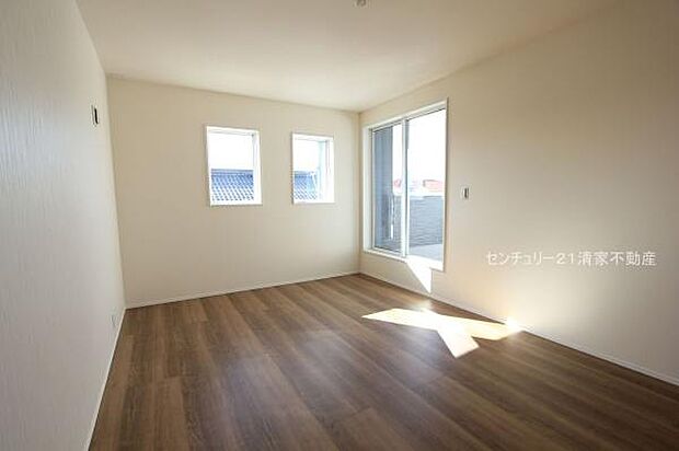 1号棟：バルコニーに面した明るい洋室！(2025年11月撮影)