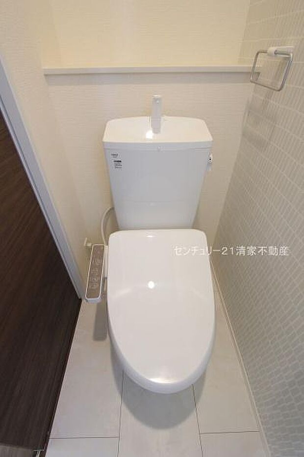 1号棟：白を基調とした、清潔感のある水廻りです。(2025年11月撮影)