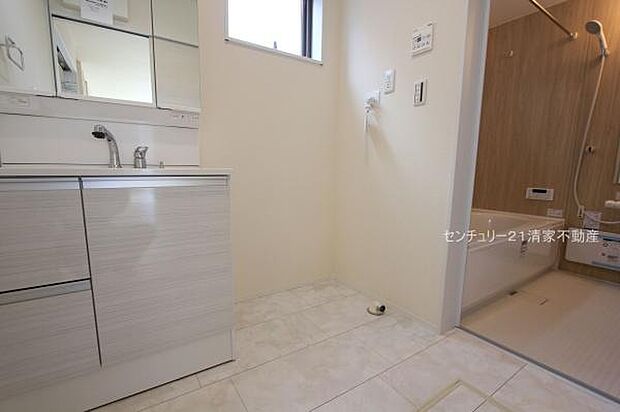 2号棟：ワイドな鏡を備えた洗面化粧台(2025年11月撮影)