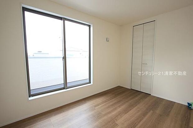 3号棟:バルコニーに面した明るい洋室!(2025年11月撮影)