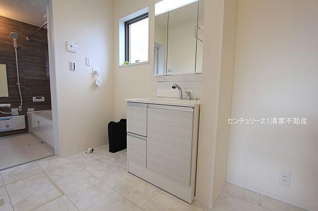 3号棟：ワイドな鏡を備えた洗面化粧台(2025年11月撮影)