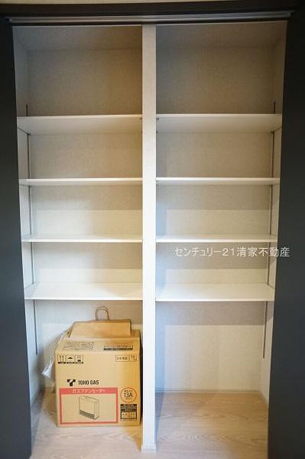 Ｃ号棟：リビングに便利な収納スペースあり！(2026年02月撮影)
