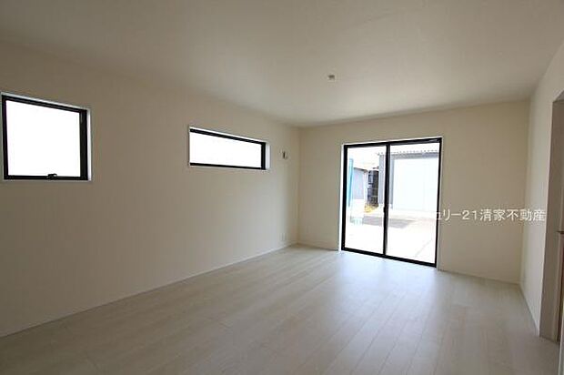 1号棟:明るい日差しが入るリビング!(2025年11月撮影)