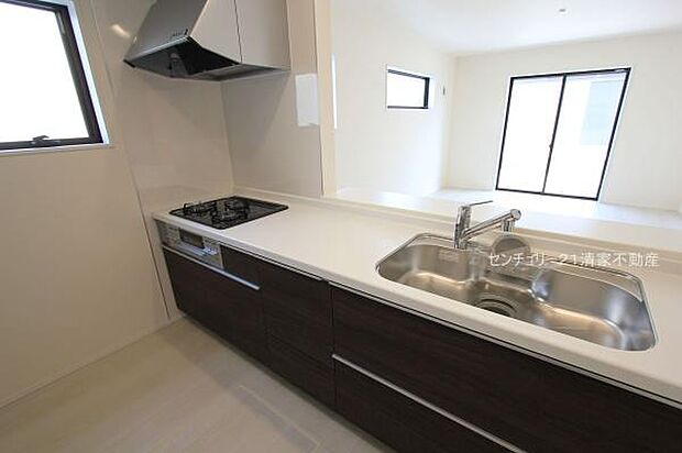 1号棟:家族との会話が弾む対面式キッチン!(2025年11月撮影)