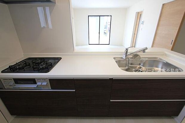 1号棟:リビングを見通せるカウンターキッチン!(2025年11月撮影)