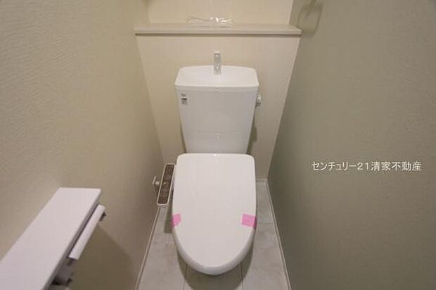 1号棟:白を基調とした、清潔感のある水廻りです。(2025年11月撮影)