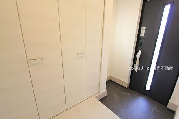 2号棟:玄関周りもすっきりシューズクローク完備!(2025年11月撮影)