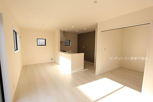 2号棟:明るい日差しが入るリビング!(2025年11月撮影)