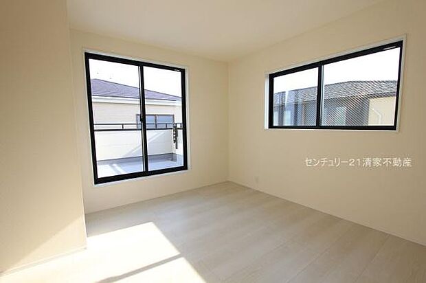 2号棟:2面採光で明るい室内!(2025年11月撮影)