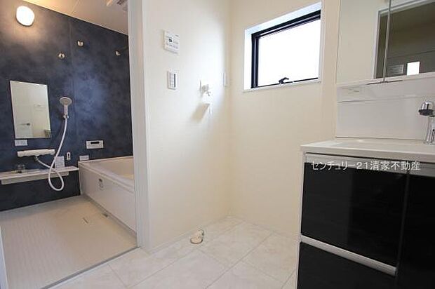 2号棟:ゆとりの洗面スペースで身支度もスムーズ!(2025年11月撮影)
