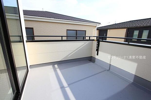 2号棟:広々バルコニーでお洗濯ラクラク(2025年11月撮影)