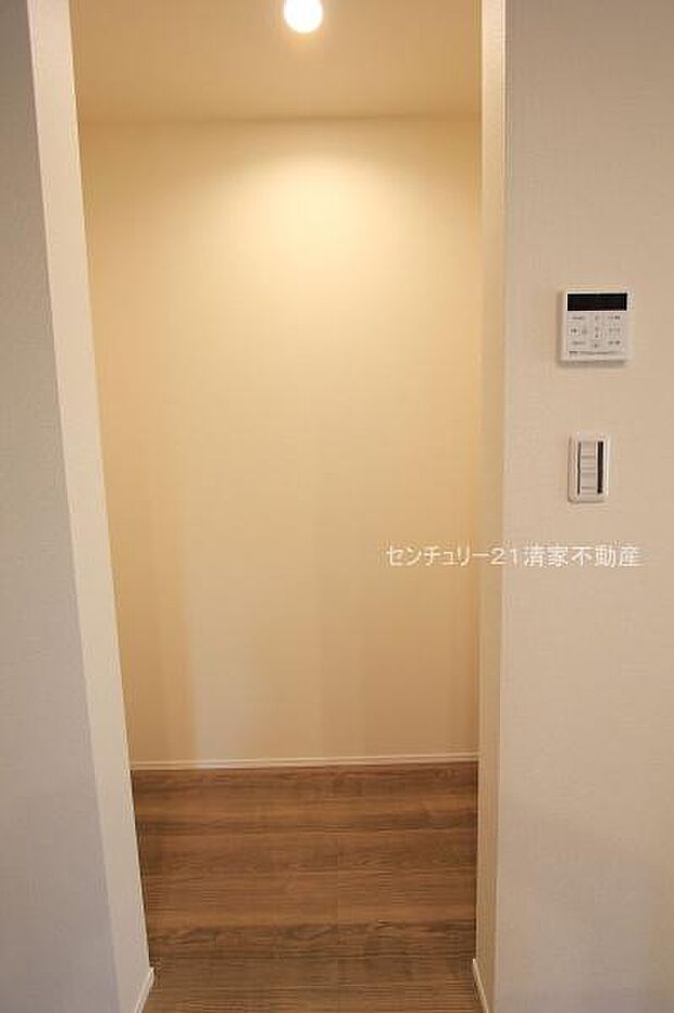 3号棟:キッチンまわりを整理整頓できるパントリー(2025年11月撮影)