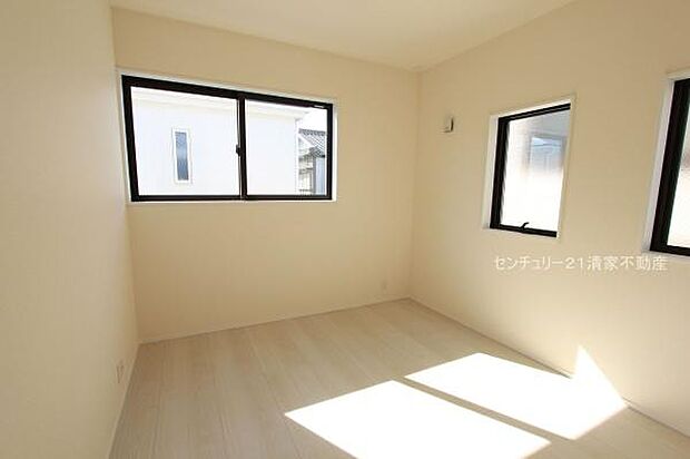 6号棟:2面採光で明るい室内!(2025年11月撮影)