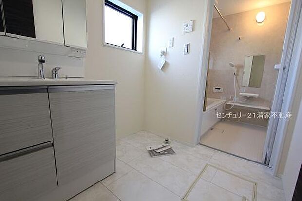 6号棟:ワイドな鏡を備えた洗面化粧台(2025年11月撮影)