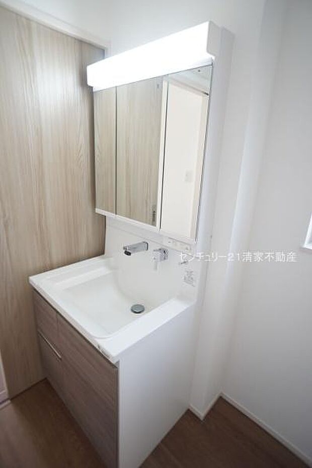 ワイドな鏡を備えた洗面化粧台(2025年11月撮影)