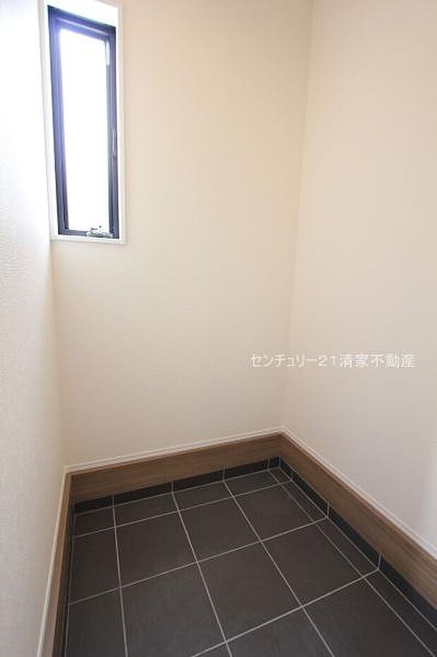 1号棟:ベビーカーもすっきり収まる土間収納付き(2025年11月撮影)