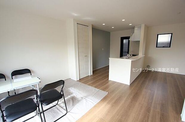 1号棟:ご家族みんながゆったり寛げるリビング(2025年11月撮影)