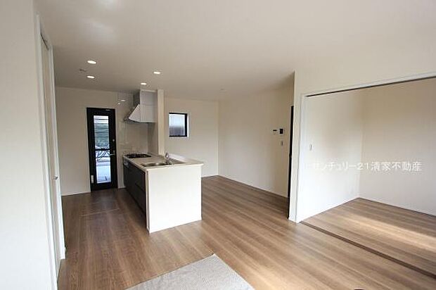 1号棟:明るい日差しが入るリビング!(2025年11月撮影)