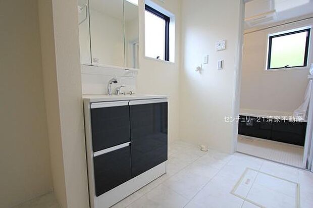 1号棟:ゆとりの洗面スペースで身支度もスムーズ!(2025年11月撮影)