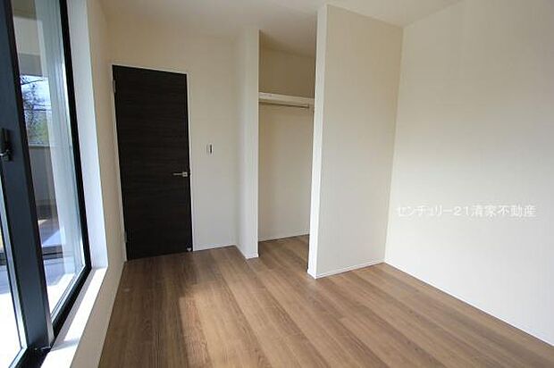 1号棟:バルコニーに面した明るい洋室!(2025年11月撮影)