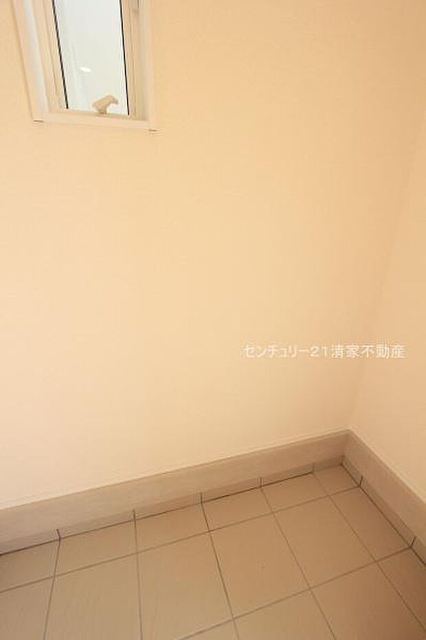 2号棟:ベビーカーもすっきり収まる土間収納付き(2025年11月撮影)