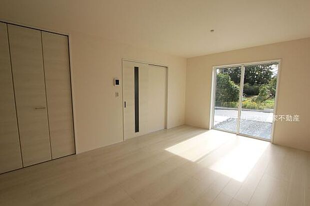 2号棟:明るい日差しが入るリビング!(2025年11月撮影)