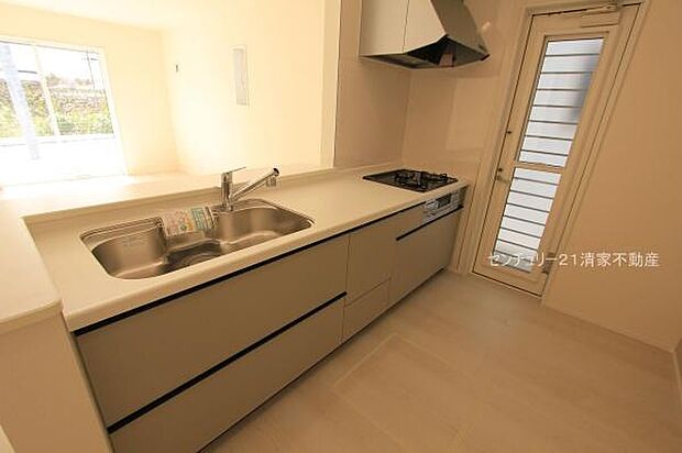 2号棟:ゴミ捨てラクラク、勝手口のあるキッチン!(2025年11月撮影)