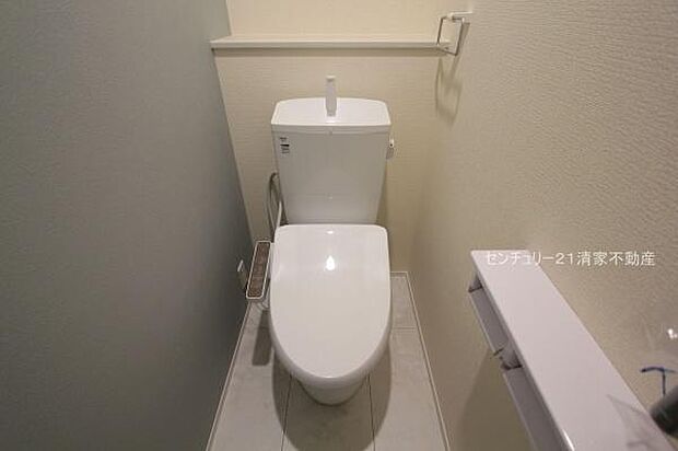 2号棟:白を基調とした、清潔感のある水廻りです。(2025年11月撮影)