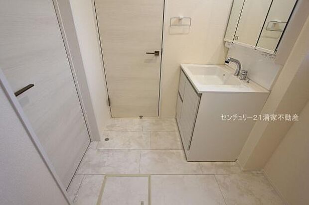 2号棟:ワイドな鏡を備えた洗面化粧台(2025年11月撮影)