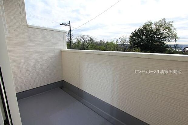 2号棟:陽当たり良好な南向きバルコニー!(2025年11月撮影)