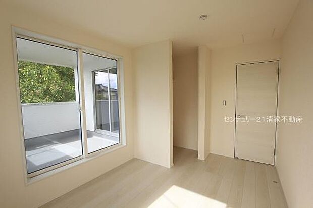 3号棟:バルコニーに面した明るい洋室!(2025年11月撮影)