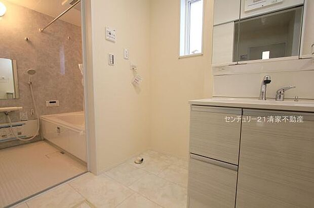 3号棟:ゆとりの洗面スペースで身支度もスムーズ!(2025年11月撮影)