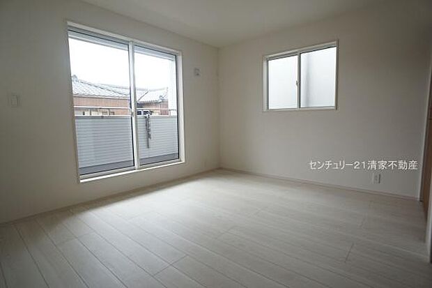 2号棟：バルコニーに面した明るい洋室！(2026年01月撮影)