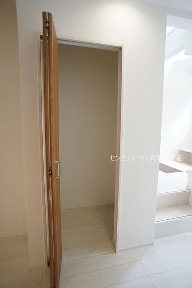 2号棟：リビングに便利な収納スペースあり！(2026年01月撮影)