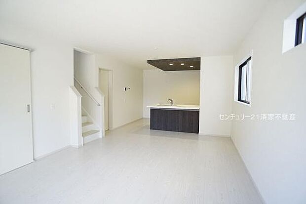 1号棟：明るい日差しが入るリビング！(2025年10月撮影)