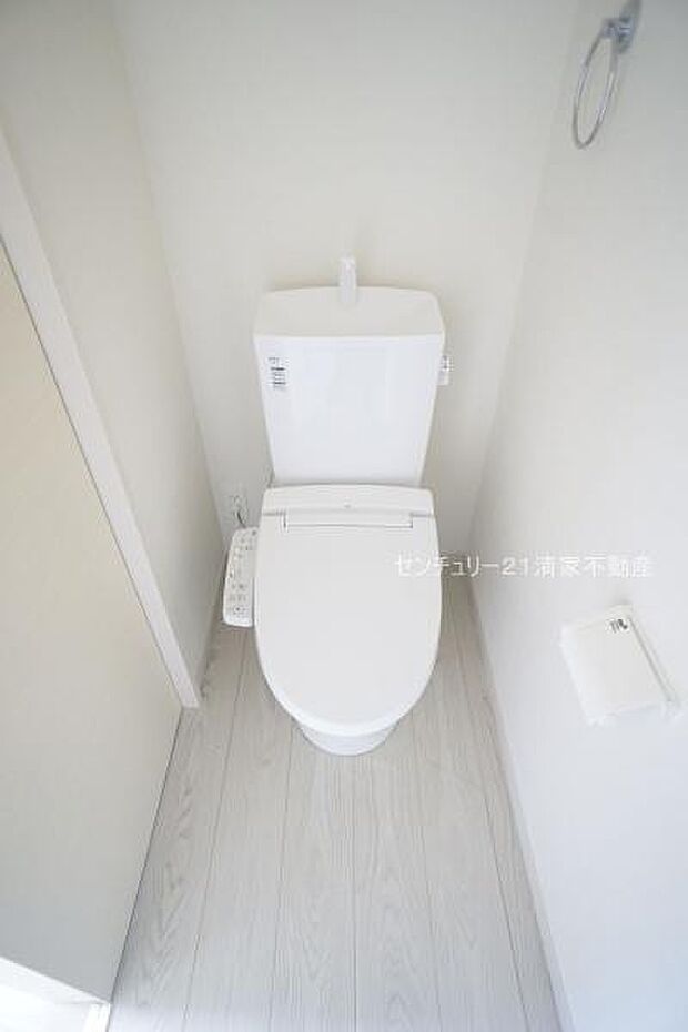 1号棟：白を基調とした、清潔感のある水廻りです。(2025年10月撮影)