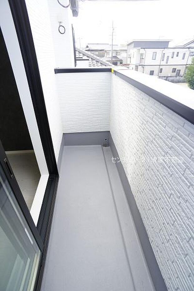 1号棟：広々バルコニーでお洗濯ラクラク(2025年10月撮影)