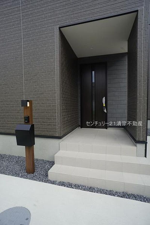 ファミリーマートまで徒歩約3分(2025年11月撮影)