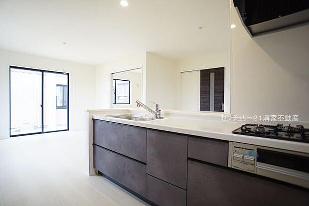 家族との会話が弾む対面式キッチン!(2025年11月撮影)