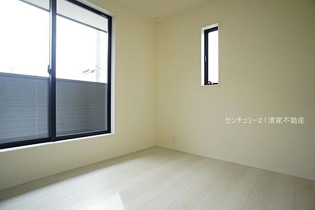 バルコニーに面した明るい洋室!(2025年11月撮影)