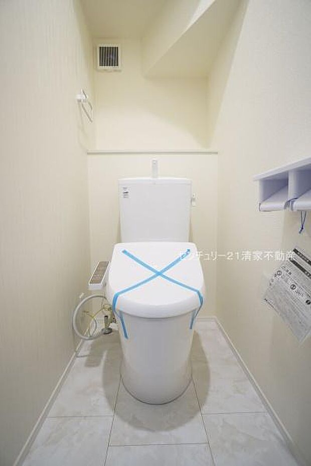 白を基調とした、清潔感のある水廻りです。(2025年11月撮影)