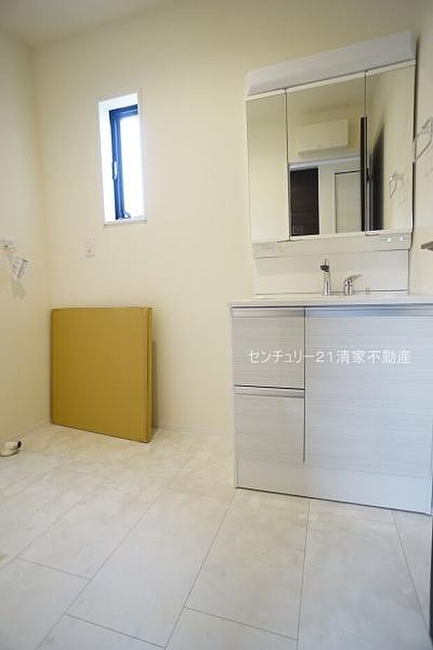 ワイドな鏡を備えた洗面化粧台(2025年11月撮影)