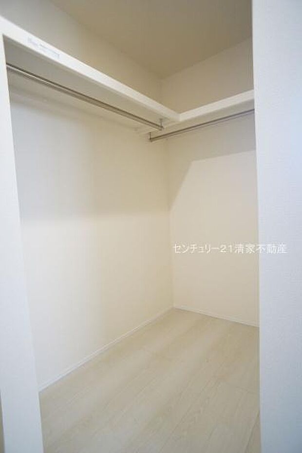 すっきり片付くウォークインクローゼット(2025年11月撮影)